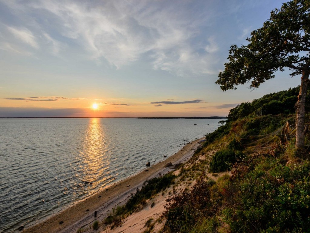 it-has-access-to-the-water-as-well-as-50-foot-bluffs-that-drop-to-the-beach