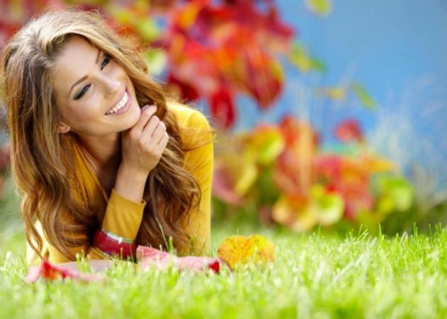 woman_smiling_autumn_h_grass_633_451