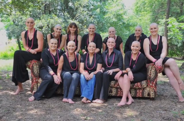 11 γυναίκες που ξύρισαν τα κεφάλια τους για να συμπαρασταθούν στη φίλη τους που έχασε τα μαλλιά της από χημειοθεραπείες