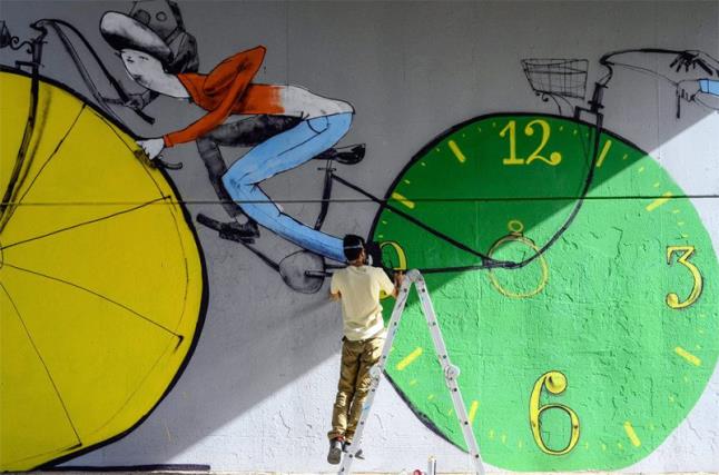 Ο καλλιτέχνης Mart δημιουργεί πολύχρωμες και εντυπωσιακές τοιχογραφίες με ζωγραφισμένα ποδήλατα