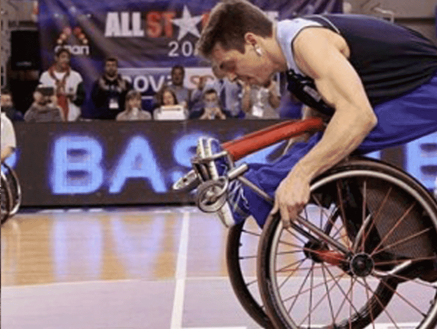 Τον γύρο του κόσμου κάνει το βίντεο με τον αθλητή Δημήτρη Βάσση να χορεύει την ”Ευδοκία” πάνω στο αναπηρικό καροτσάκι!