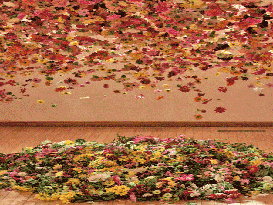 Ένα μαγευτικό site-specific art installation φτιαγμένο από χιλιάδες κρεμαστά λουλούδια