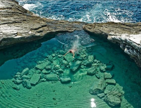 Γκιόλα: Μία φυσική πισίνα με πράσινο νερό στη Θάσο