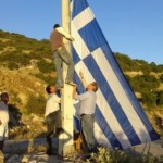 Ύψωσαν μια τεράστια ελληνική σημαία στα σύνορα με την Αλβανία