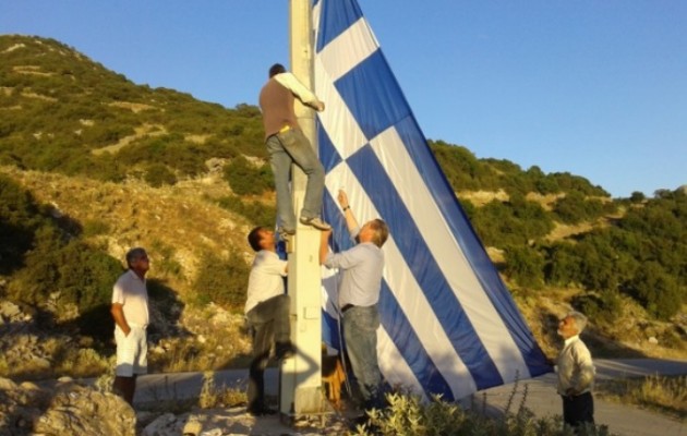 Ύψωσαν μια τεράστια ελληνική σημαία στα σύνορα με την Αλβανία
