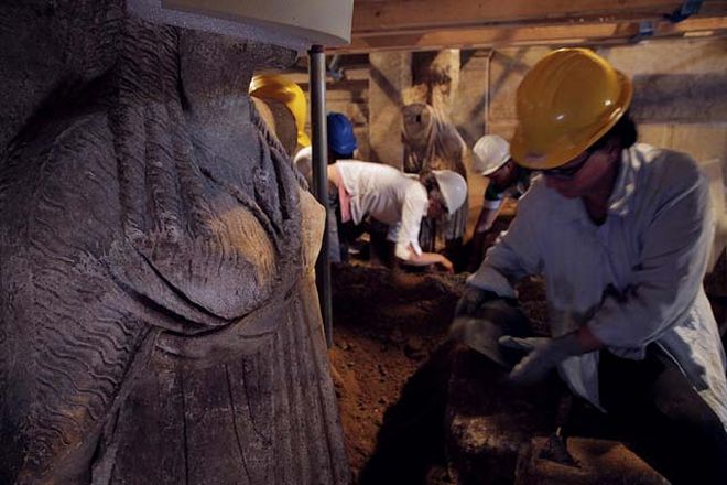 Νέες αποκαλύψεις στην Αμφίπολη: Ολόσωμες οι Καρυάτιδες