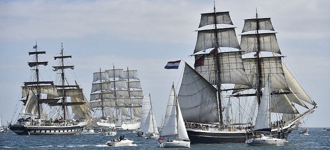 Στόλος βγαλμένος από το παρελθόν – Οταν η ακτή της Κορνουάλης γέμισε με ιστορικά ιστιοφόρα [εικόνες]