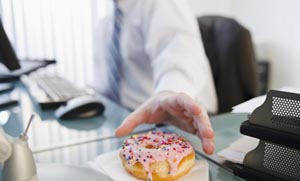 Πώς να σταματήσετε τις κακές διατροφικές συνήθειες στη δουλειά