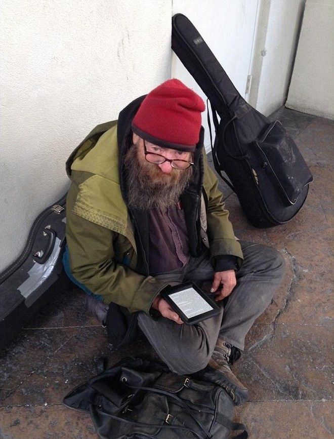 Συγκινητικό: Τι έκανε όταν είδε έναν άστεγο να διαβάζει ξανά και ξανά το ίδιο βιβλίο
