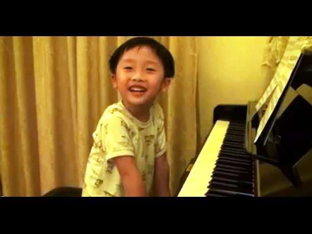 Πεντάχρονο παιδί παίζει υπέροχο πιάνο